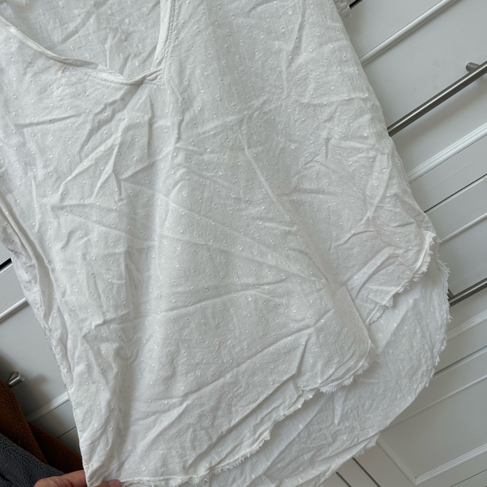 Bella Dahl White Short-Sleeve V-Neck Dot-Texture linen shirt - Picture 3 of 5
